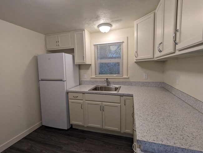 Building Photo - Remodeled Studio apartment- Great location in downtown Eugene!
