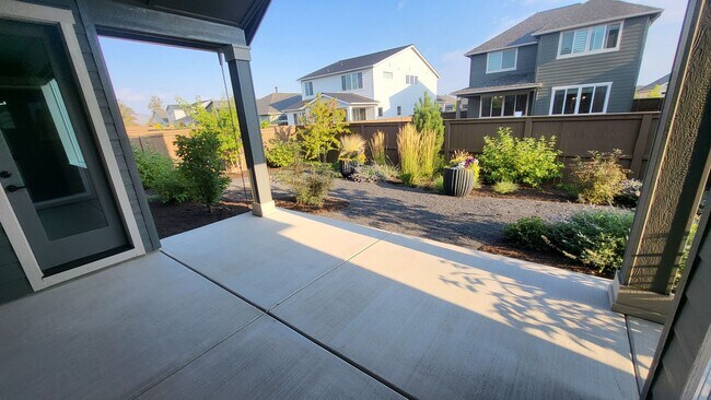 Building Photo - 4 BR/2.5 BA Single-Level home at Trailside