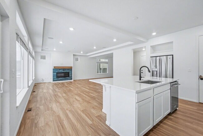 Building Photo - 16417 E 111th Pl