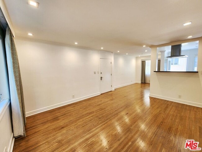 Building Photo - 142 San Vicente Blvd