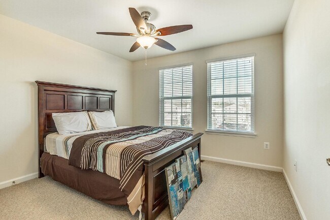 Building Photo - 3-bedroom, 2.5-bathroom condo with a great open-concept main level.