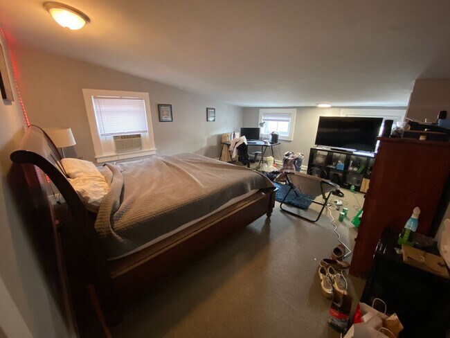 Building Photo - 7 bedroom/ 3bath Mins. from UC + Med Campu...