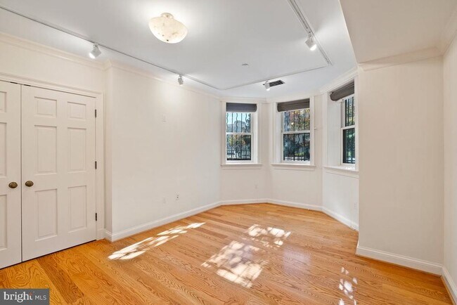 Building Photo - 4 Logan Cir NW