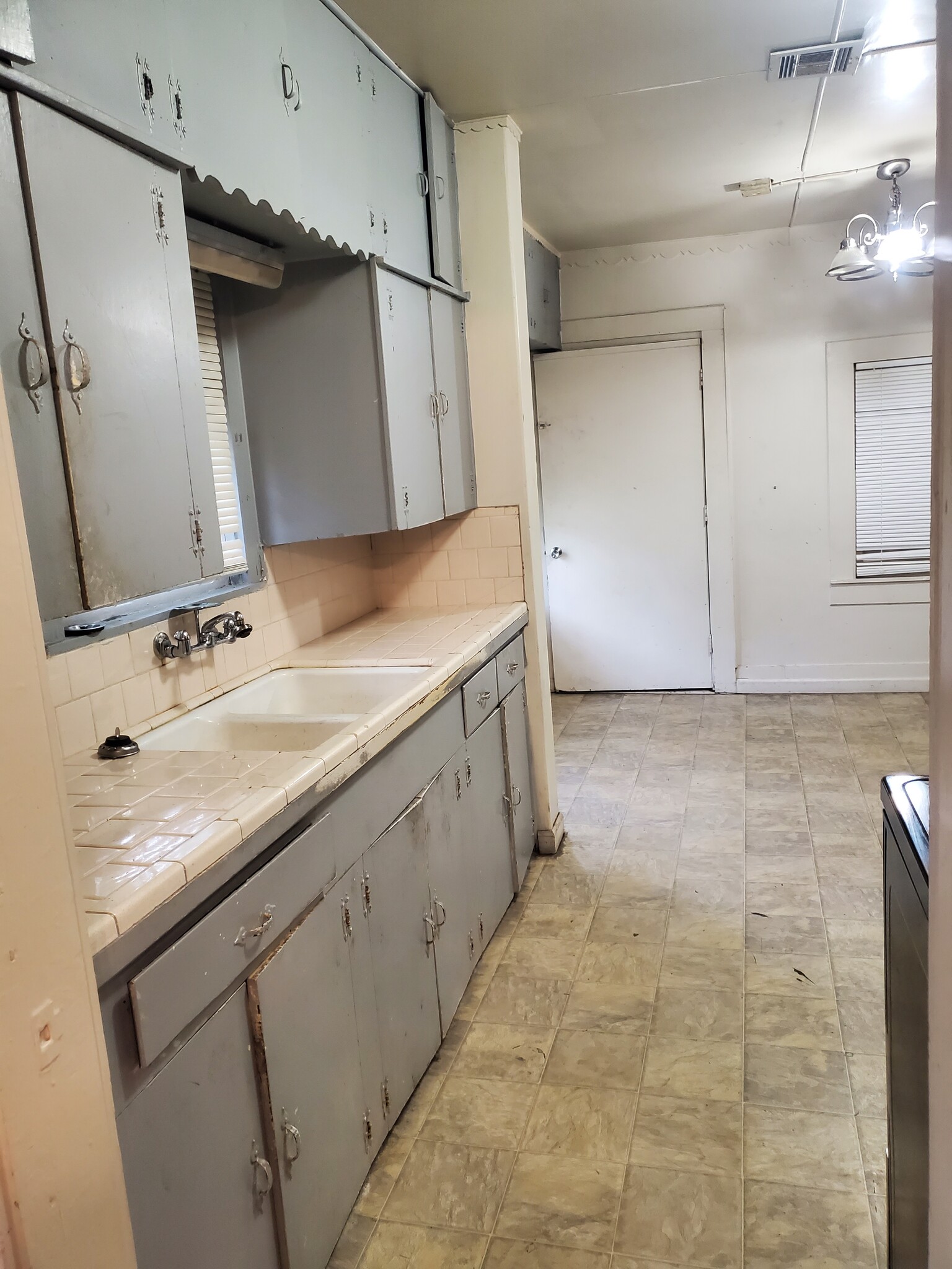 Breakfast area - 222 W Murrill Ave