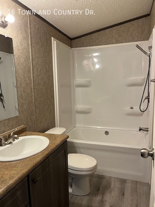 Building Photo - 16 Town and Country Dr