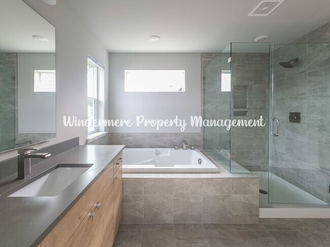 Building Photo - Stunning and spacious 5 bed in McCormick Village!