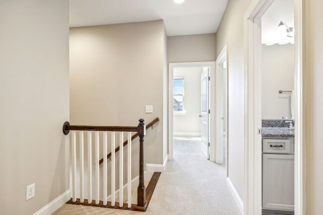 Building Photo - 3 BR/2.5 BA Luxury Townhome