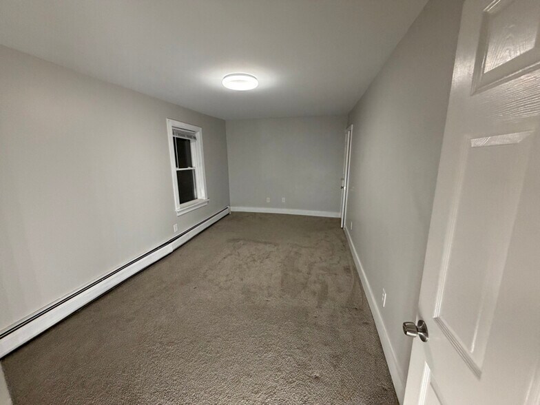 Building Photo - 100 Main St