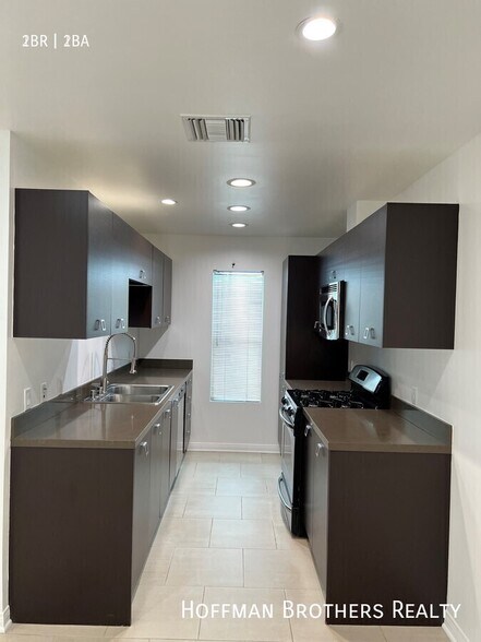 Building Photo - 1418 N Poinsettia Pl