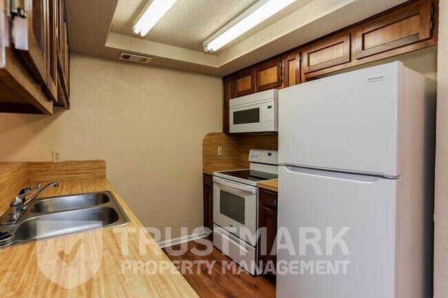 Building Photo - 2701 Bermuda Dr