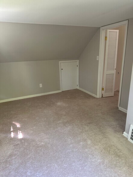Building Photo - 1547 Commodore Rd