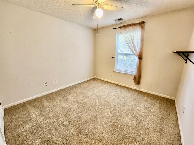 Building Photo - Adorable two bedroom in Meridian Place wit...