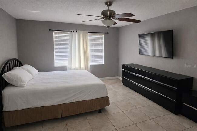 Building Photo - 6115 N Albany Ave