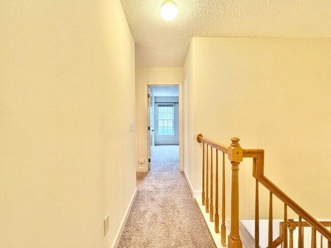 Building Photo - 3 BR Townhouse w/ Garage in Adams Farm