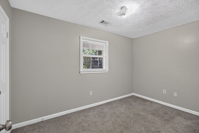 Building Photo - 495 Valerie Cir