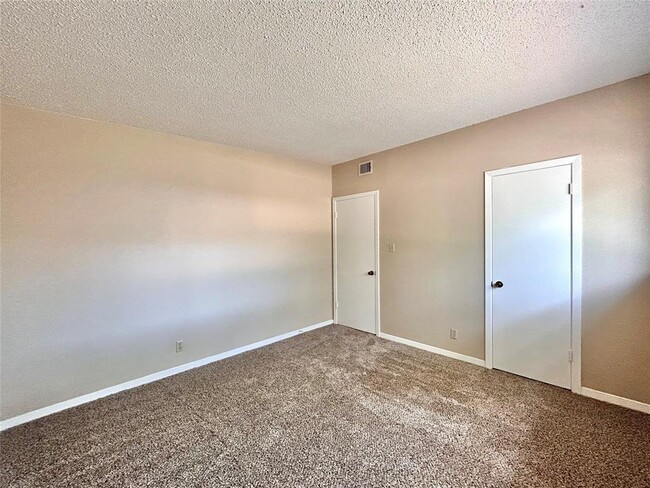 Building Photo - 8711 Westover Club Dr