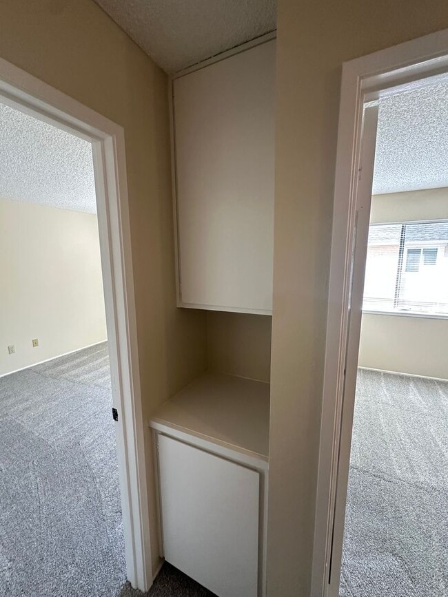 Building Photo - Beautiful & Large 2bd/ 2ba Condo