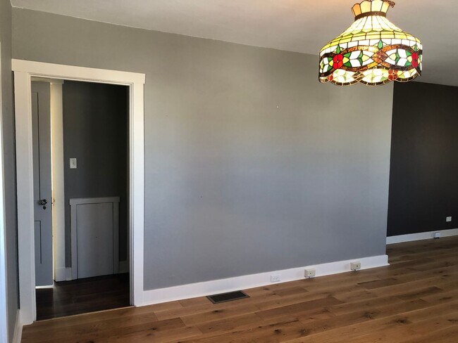 Building Photo - Beautifully Rehabbed Central Oakmont apart...