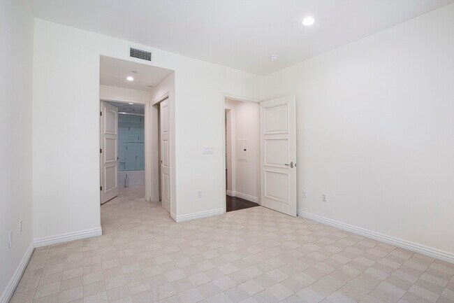 Building Photo - 476 Caruso Ave