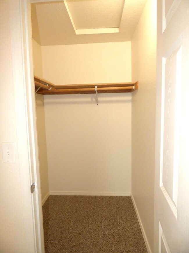 Building Photo - Rent Special: FREE June's Rent - 2 Bedroom 1 Bath Unit NE Salem!
