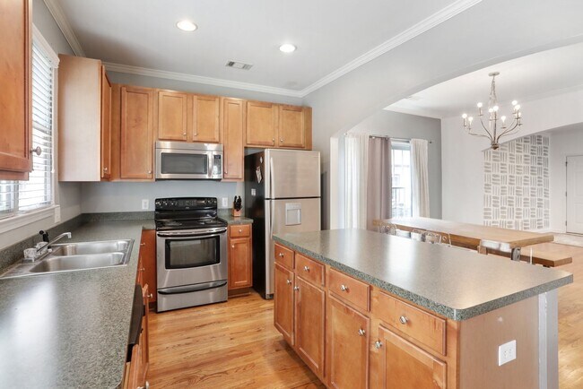 Building Photo - Spacious Grant Park Home