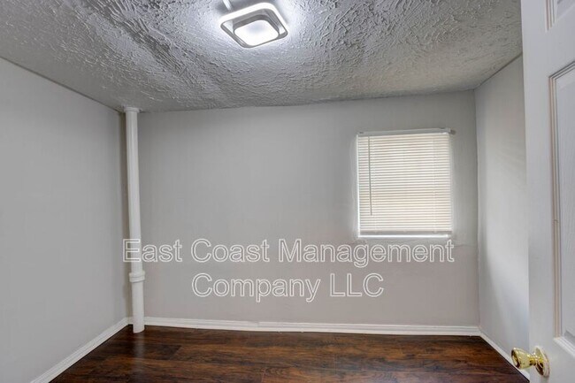 Building Photo - 1822 McHenry St