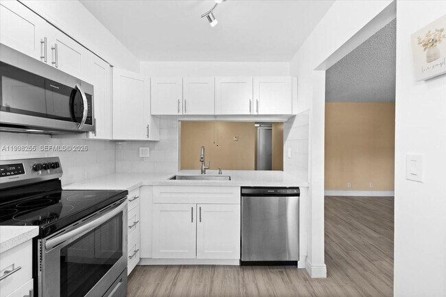 Building Photo - 3047 N Oakland Forest Dr