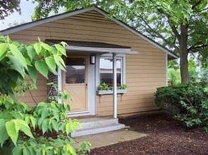 Building Photo - GREAT ANN ARBOR LOCATION – 2-BEDROOM END UNIT!