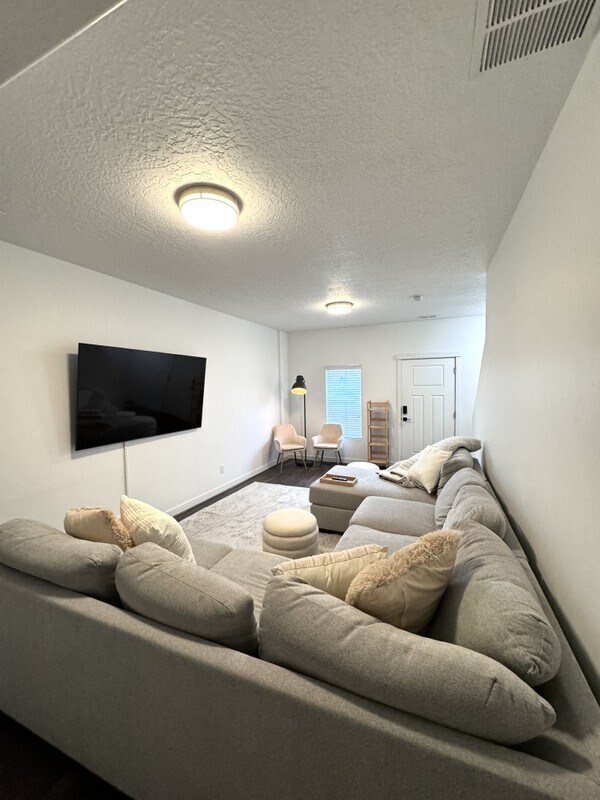 Building Photo - 635 E 380 N