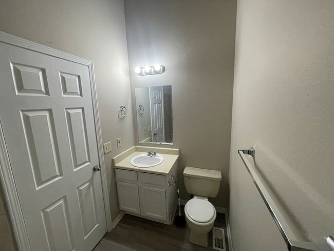 Building Photo - 2 Bedroom 2 Bathroom Townhouse Near Quincy and Buckley!! **Special**