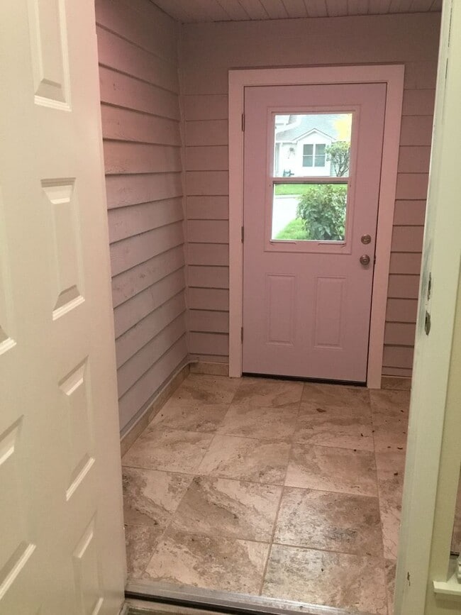 Building Photo - 3 Bedroom East Hill Home - $3,100/month