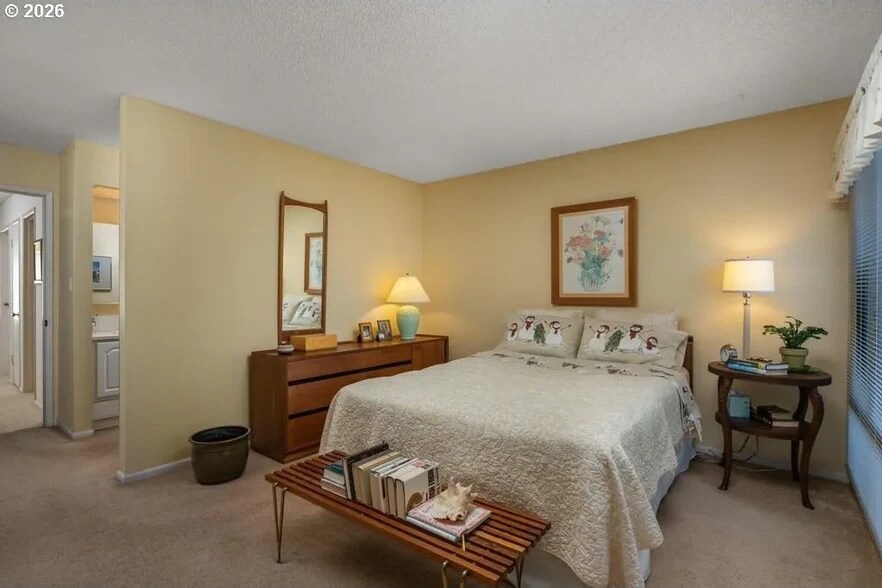 Building Photo - 1655 NW Lakeway Ln