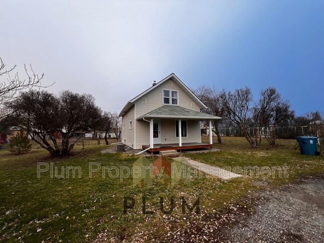 Building Photo - 208 Cedar St