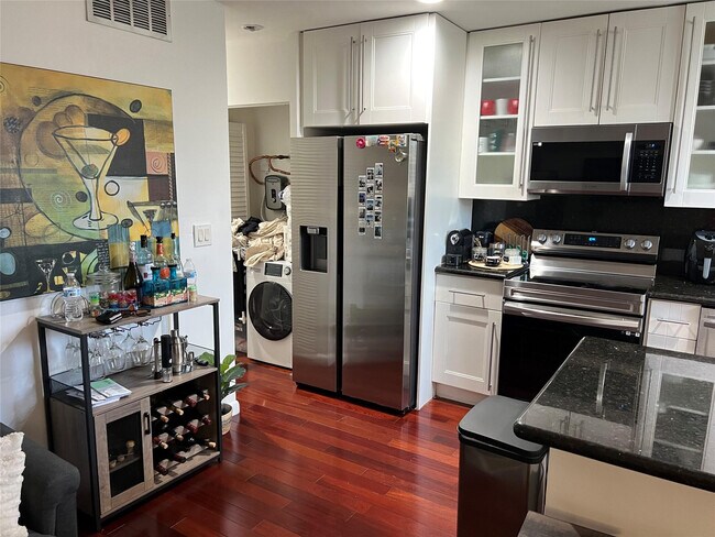 Building Photo - 1975 NE 135th St