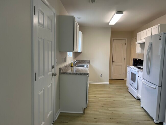 Building Photo - 1670 Sandersted Village Cir