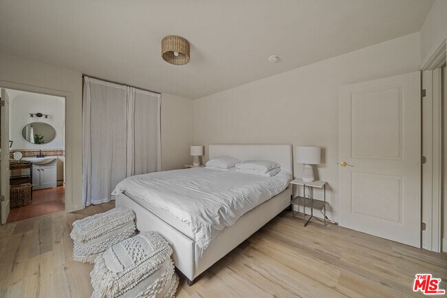 Building Photo - 8822 Rosewood Ave