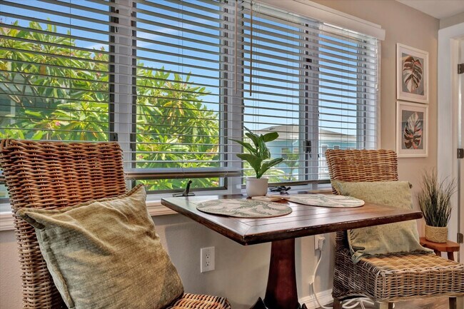 Building Photo - 483 E Shore Dr