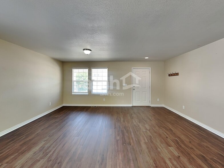 Building Photo - 5426 S Shawnee Way