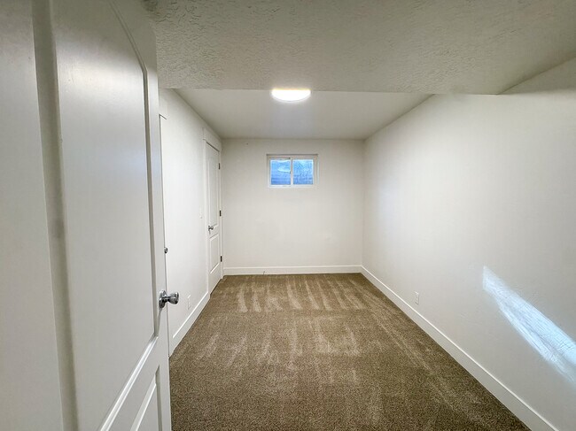 Building Photo - 1340 E Navajo Dr