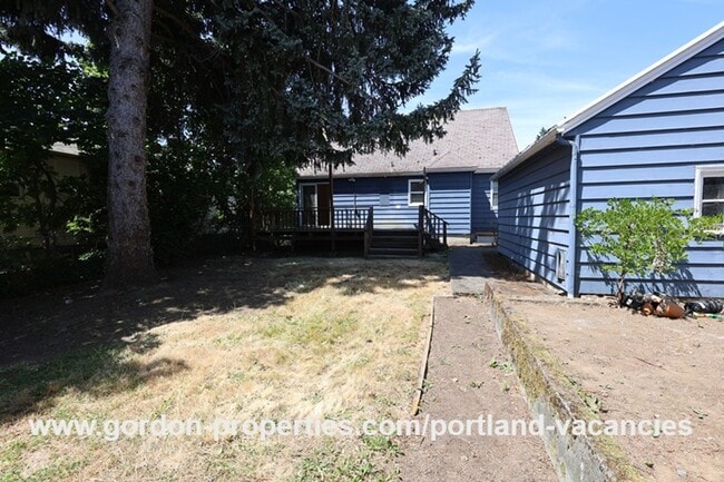 Building Photo - SE 57th Ave - 5 bedroom home with fireplac...