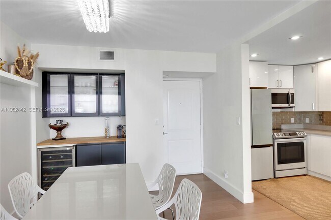 Building Photo - 100 Bayview Dr