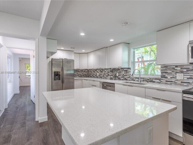 Building Photo - 2520 SW 22nd Terrace