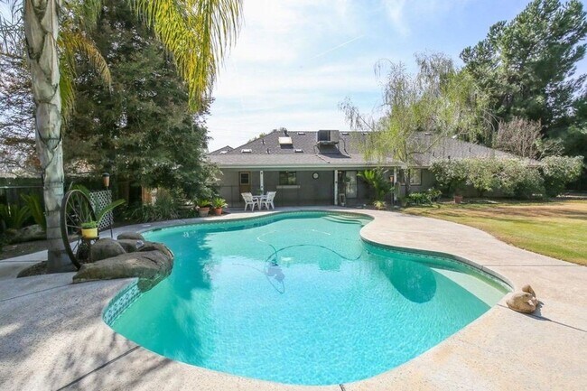 Building Photo - Clovis Ranch style 4 bedroom with Pool on ...