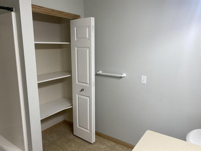 Building Photo - 860 Independence Dr