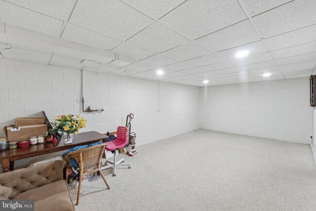 Building Photo - 9809 Sunset Dr