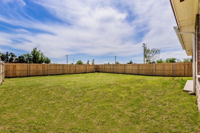 Building Photo - Available in Mustang. Showings begin Frida...