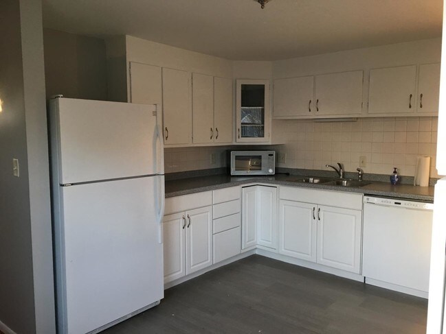 Building Photo - 608 Maple St