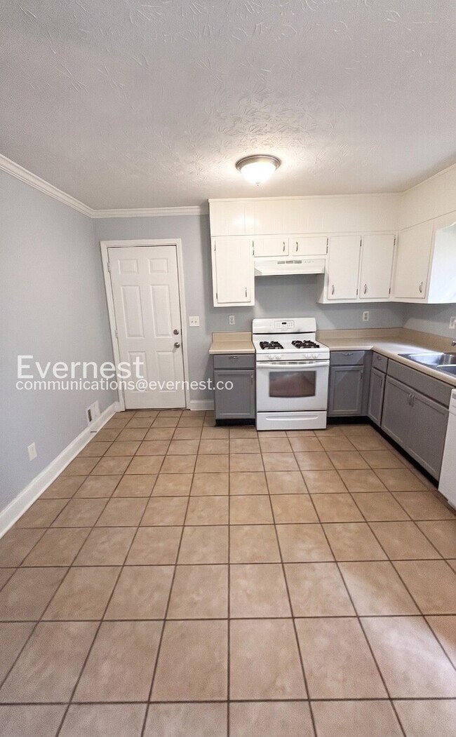 Building Photo - 4 Bed, 2.5 Bath Home with Carport / Available Now!