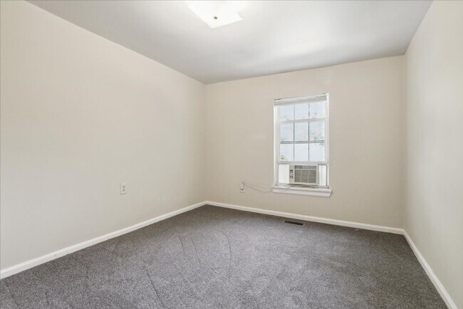 Building Photo - 715 18th St