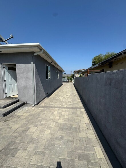 Building Photo - 6731 Kraft Ave